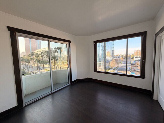 Building Photo - Historic 1BD in The Sovereign | New Appliances | Rooftop Access | Pet Friendly *$1,000.00 Off One...