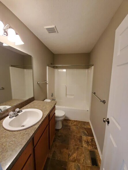 Building Photo - 33426 Halle Ct