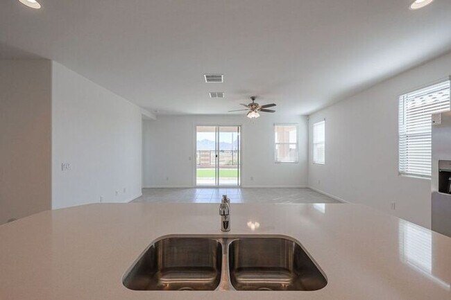 Building Photo - Alamar Living, 4 Bed, 3 Bath Rental!