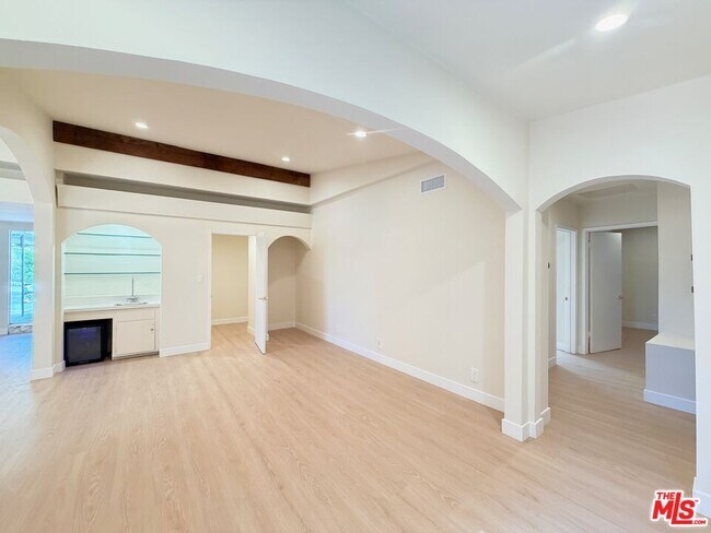 Building Photo - 2000 San Ysidro Dr