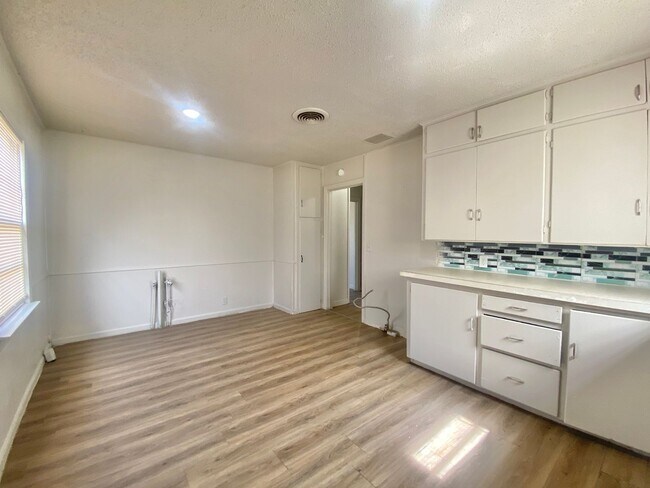 Building Photo - 2 bed 1 bath now available in Heart of Lubbock