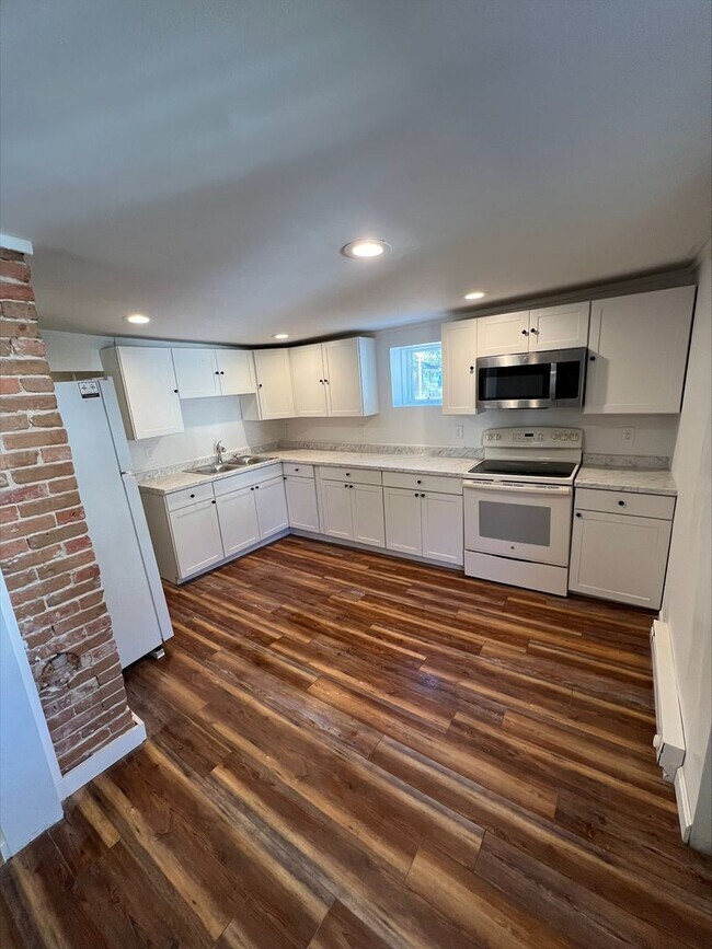 Primary Photo - 150 Maple St