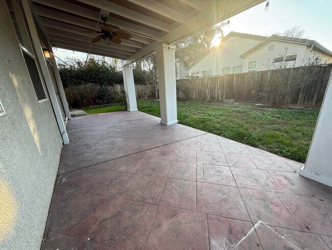 Building Photo - Nice Home with great floorplan