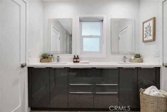 Building Photo - 4450 Hayvenhurst Ave