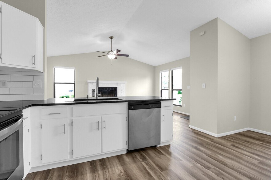 Building Photo - 1817 Weather Stone Ln