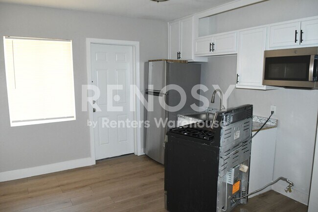 Building Photo - Remodeled 2 Br 1 Ba Unit in a Four Plex Near 15th Ave and Indian School in Phoenix