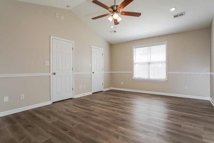 Building Photo - 2165 Southfort Dr