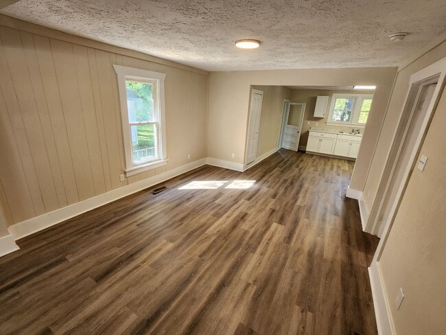 Building Photo - Spacious 2-Bedroom, 1-Bathroom Home AVAILABLE NOW!!