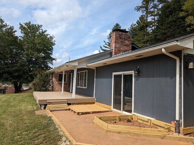 Building Photo - What a VIEW! Beautiful 3BD/2BA Ranch Style House in Speedwell Acres offered exclusively by Wester...