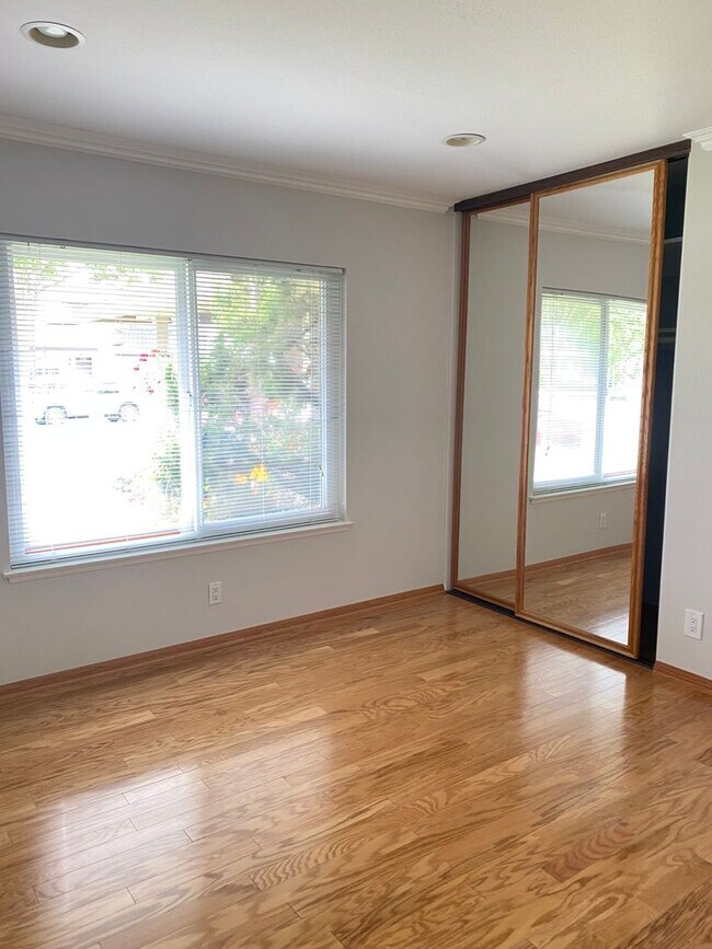 Building Photo - Single story 3 bed, 2 bath home on a large...