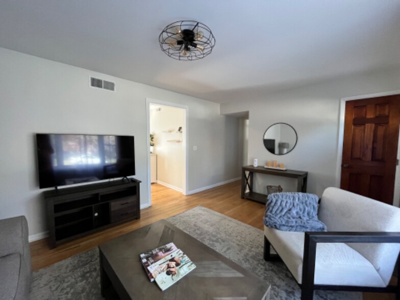 Building Photo - 8024 Outlook Dr