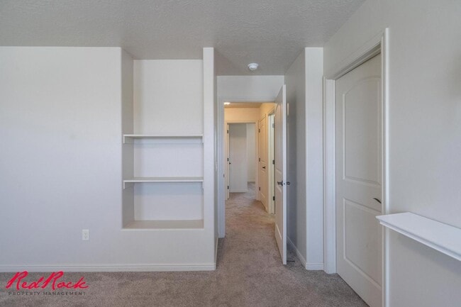 Building Photo - Charming 3 bedroom Townhome. 2 Community Pools!