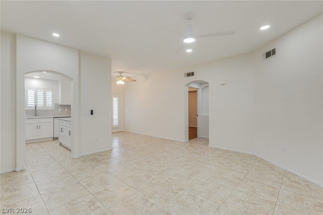 Building Photo - 300 Pine Haven St