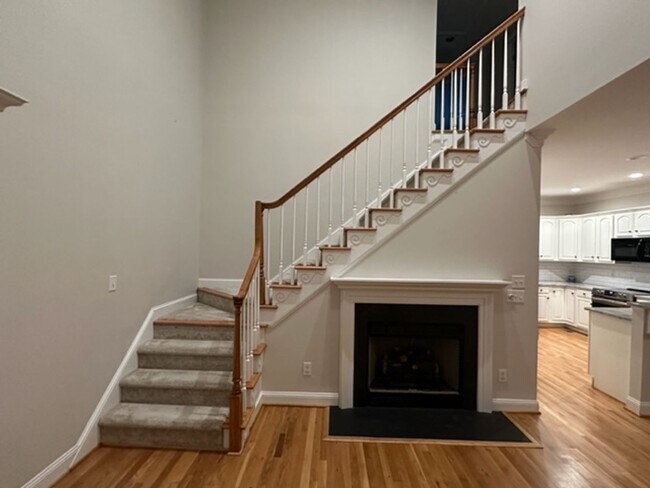 Building Photo - Stunning Townhome - Irving Park