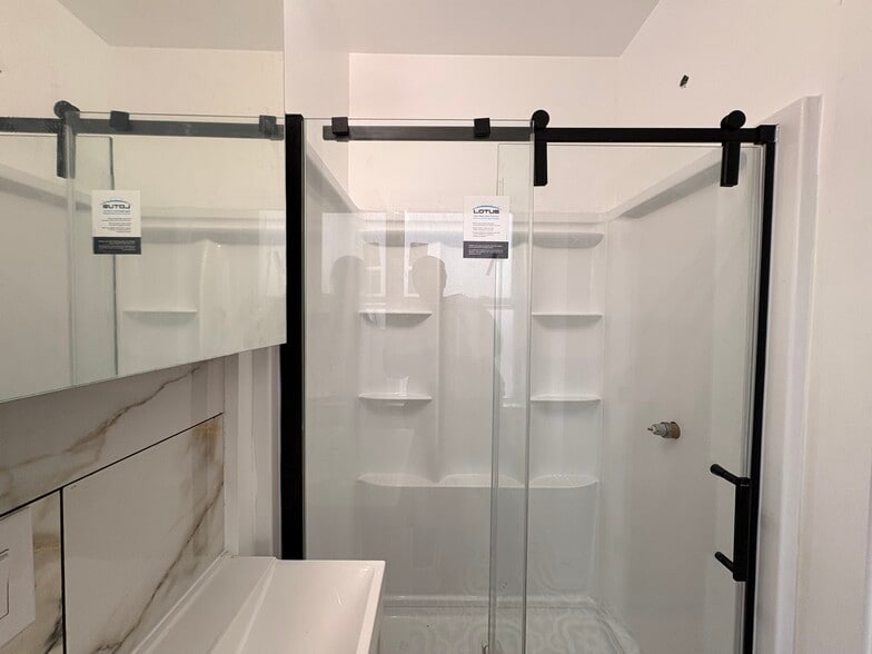 Building Photo - 5842 Hobart St