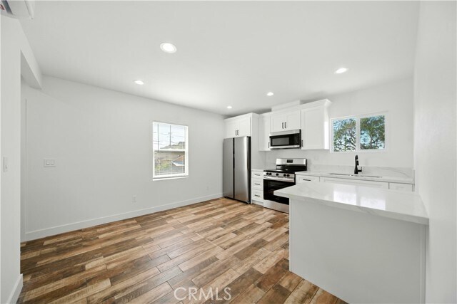 Building Photo - 521 W 78th St