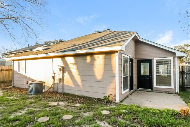 Building Photo - 19523 Lake Hollow Ln