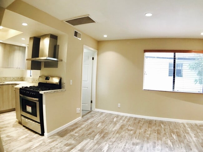 Building Photo - Beautiful Townhouse in Prime Glendale Area!