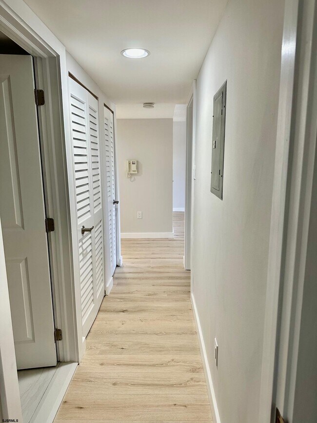 Building Photo - 1108 Dolphin Ave