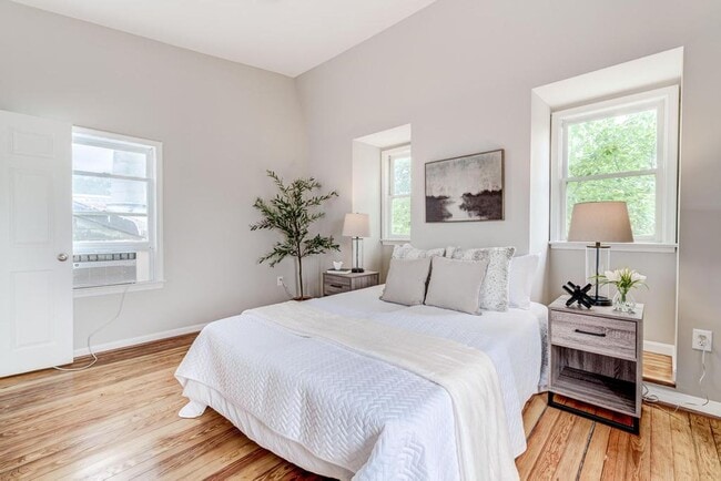 Building Photo - 2 Level Condo with parking, close to metro, utilities included!