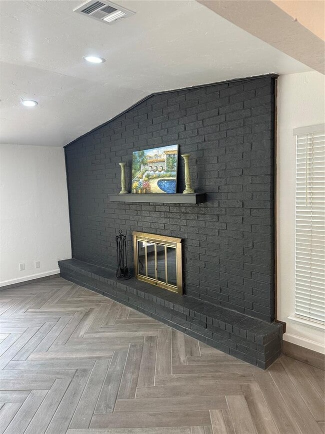 Building Photo - 1318 Alviola Ave