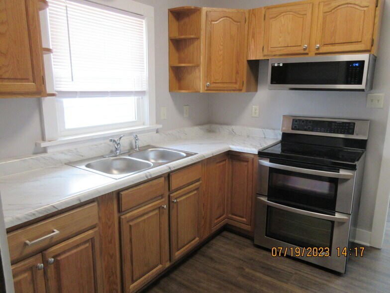 Building Photo - 1019 W 7th St