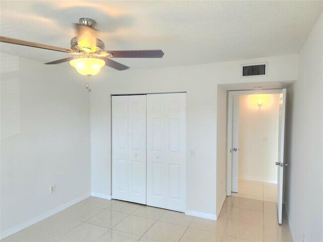 Building Photo - 1021 Villa Cir