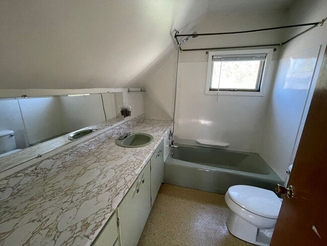 Building Photo - 4 Bedroom Home in Duluth - Available Now!