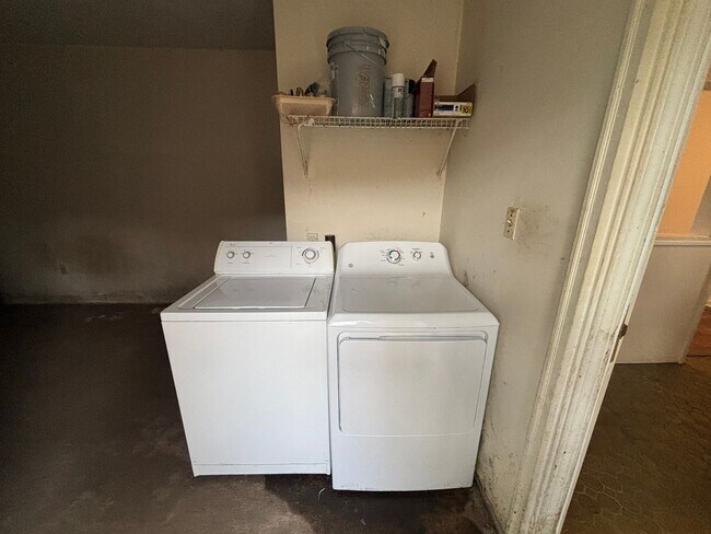 Building Photo - 3-Bedroom 2-Bathroom House in Fayetteville Near Fiesta Square!