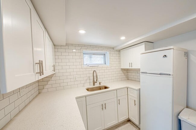 Building Photo - 107 Bayview Ave