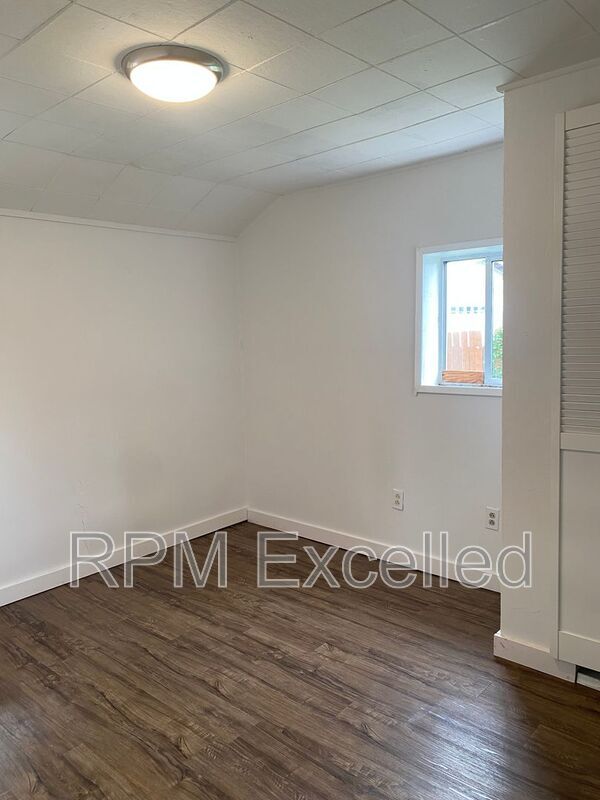 Building Photo - 824 6th St SE