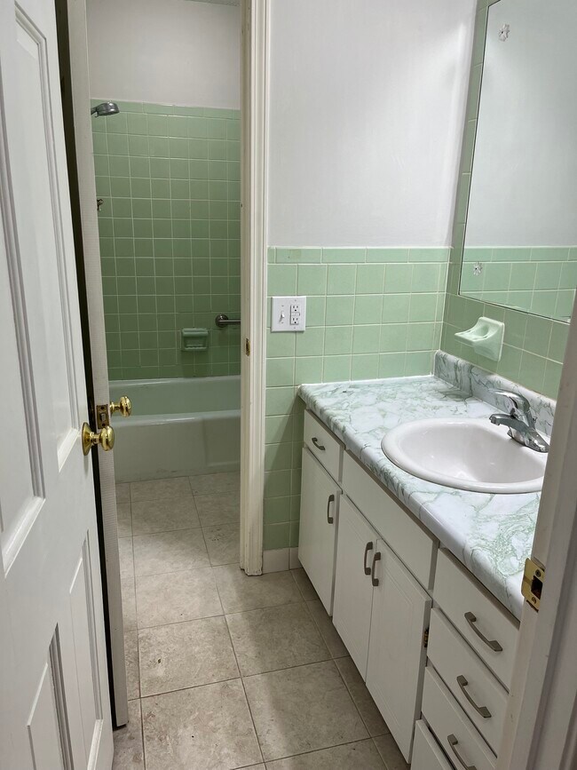 Building Photo - 611 E Mountcastle Dr