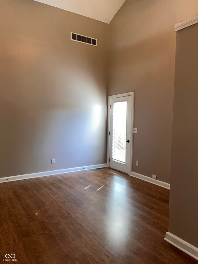 Building Photo - 945 Fox Hill Dr
