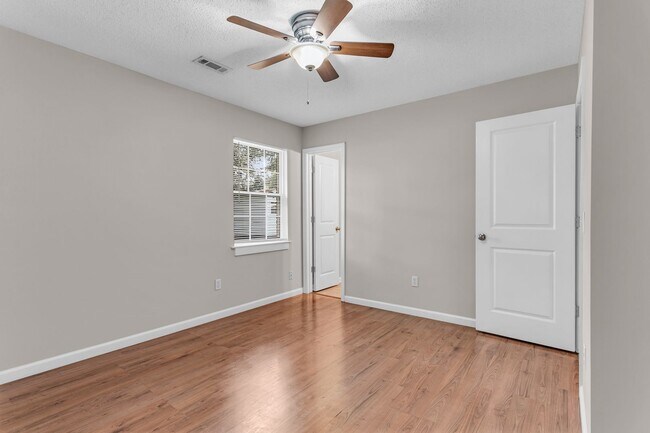 Building Photo - 3 Bedroom 2 Bathrooms in Piercfield Forest - Richmond Hill