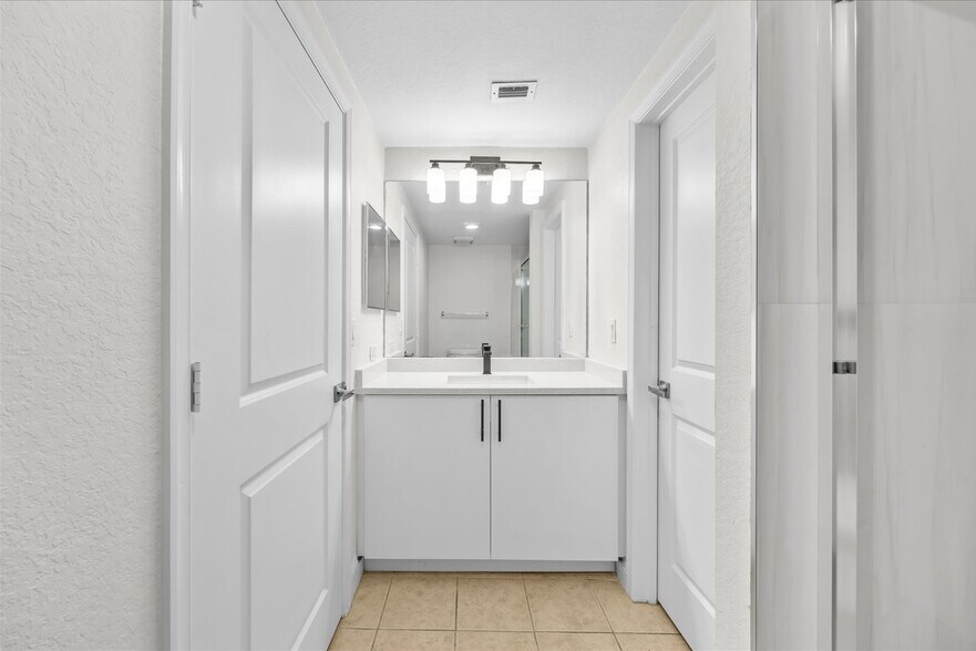 Building Photo - 158 SW Peacock Blvd