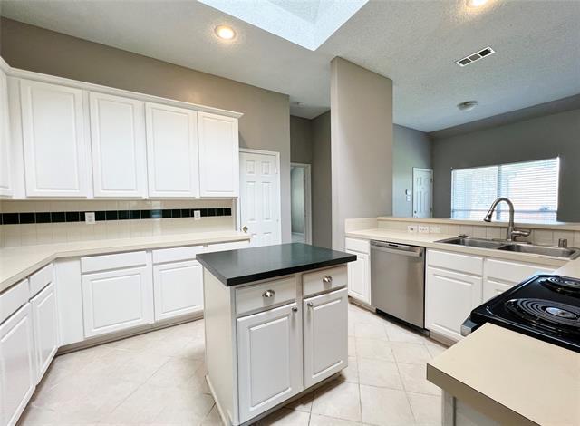 Building Photo - 7700 Glenoaks Dr