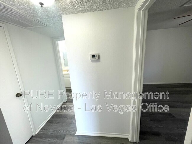 Building Photo - 1405 E Vegas Valley Dr