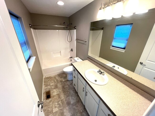 Building Photo - Dog Friendly 3 Bed 2 Bath Single Family Home with Fully Fenced Yard in Great Neighborhood!
