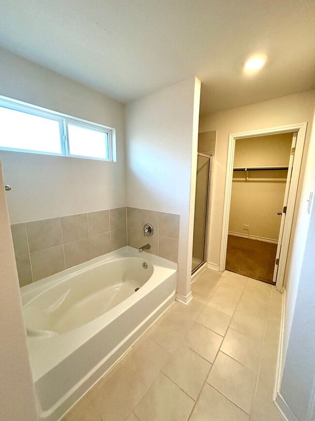 Building Photo - *MOVE IN SPECIAL* Stunning 4/2 Home With Access To Pool, Trails & 24-Hour Fitness Center!