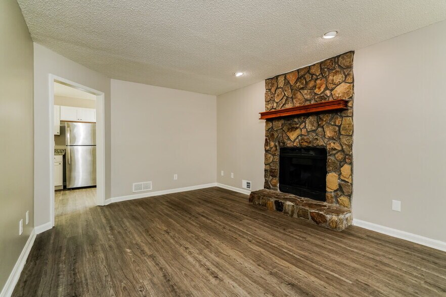 Building Photo - 3133 Glen Hollow Dr