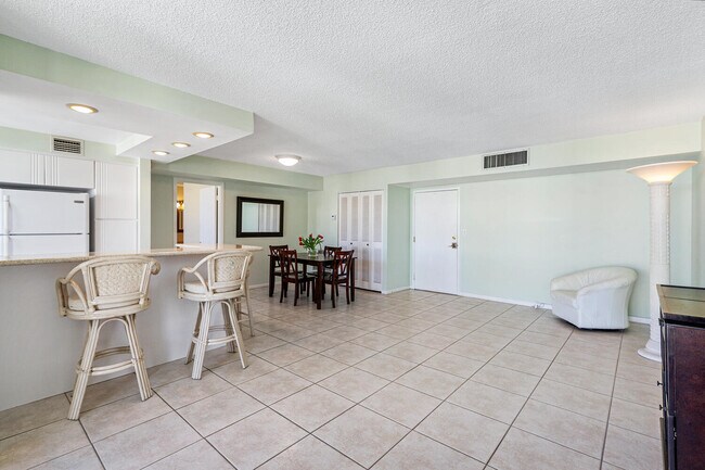 Building Photo - 1236 Hillsboro Mile