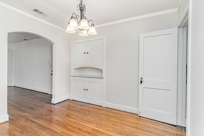 Building Photo - 5926.5 La Vista Dr