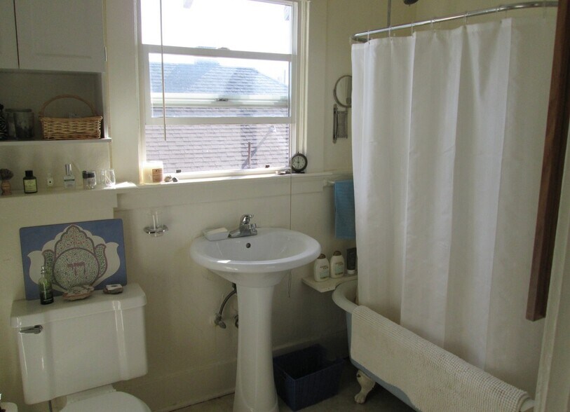 Building Photo - 3009 SE 19th Ave