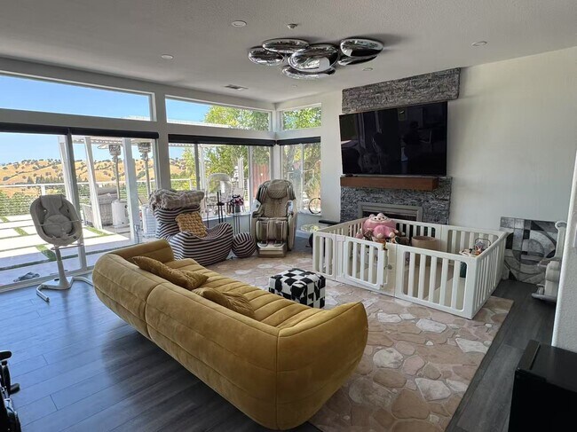 Building Photo - 1274 Sunrise Ridge Dr