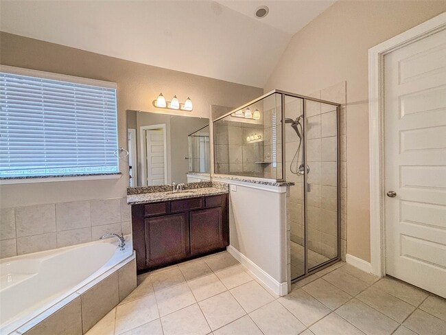 Building Photo - 25639 Kearsley Dr