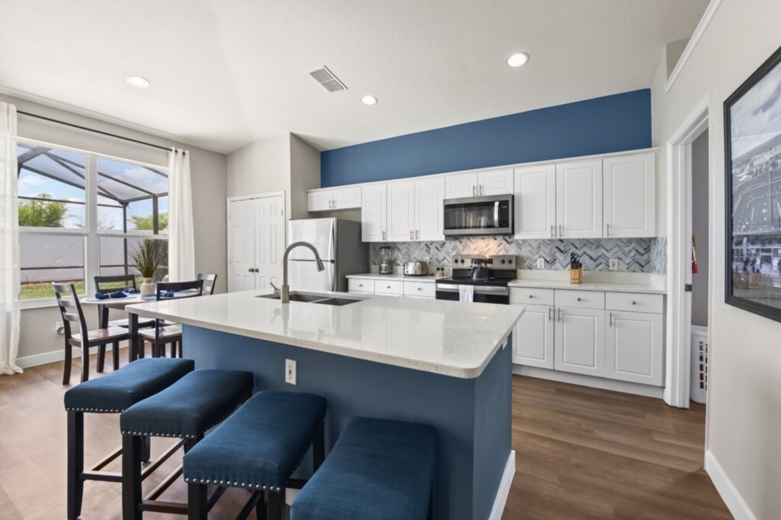 Building Photo - 8022 King Palm Cir