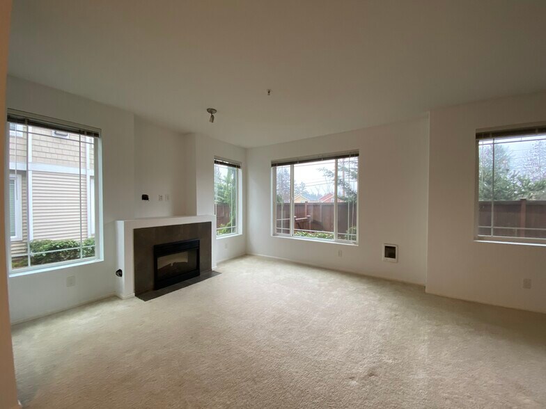 Building Photo - 15720 Manor Way