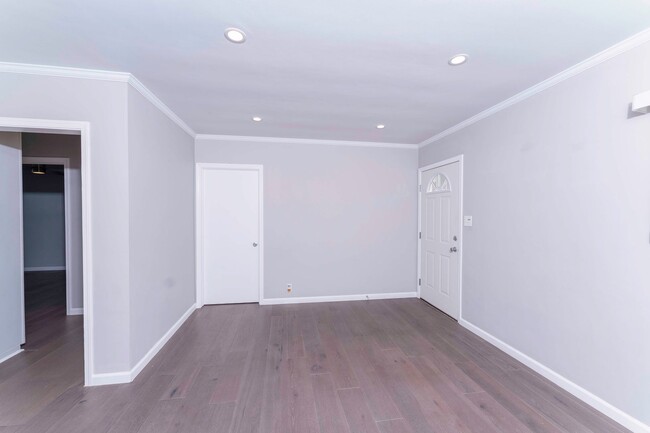 Building Photo - 2-bedroom/1-bathroom Apartment Available!!!