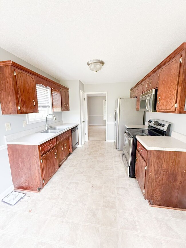 Building Photo - 4 Bedroom 3 Bathroom Home!