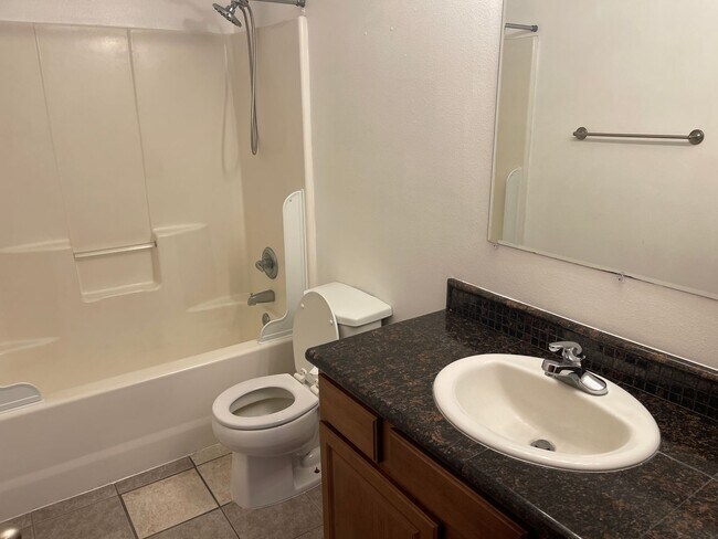 Building Photo - 1013 N Pierce Dr